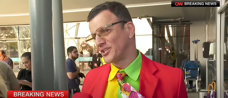 Sebastião foi para porta de hospital vestido com terno e sapatos vermelhos e gravata colorida, simbolizando os estúdios do SBT