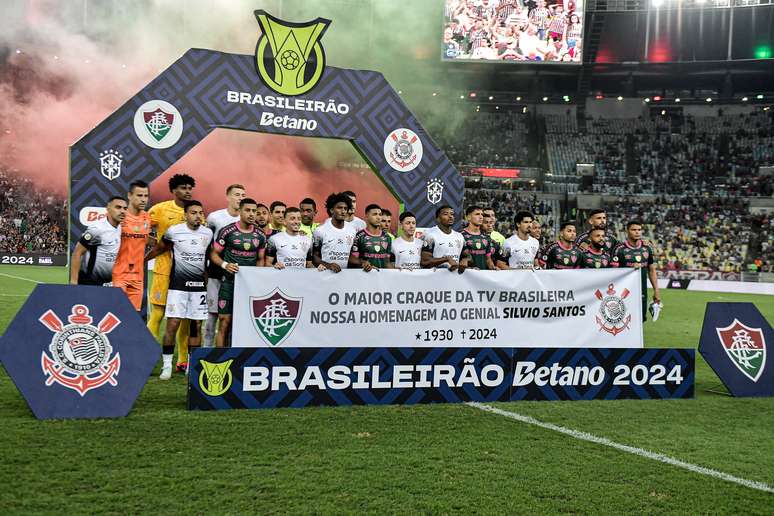 Corinthians e Fluminense transformaram o gramado do Maracanã em palco de reverência a Silvio Santos