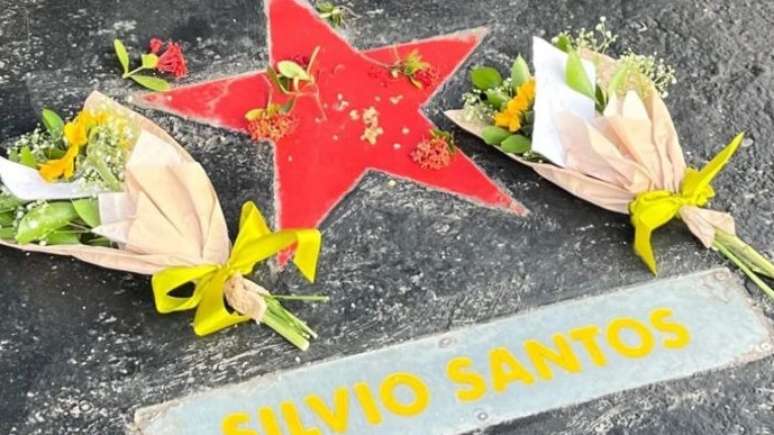 Flores são colocadas em vaga fixa do apresentador Silvio Santos dentro do SBT