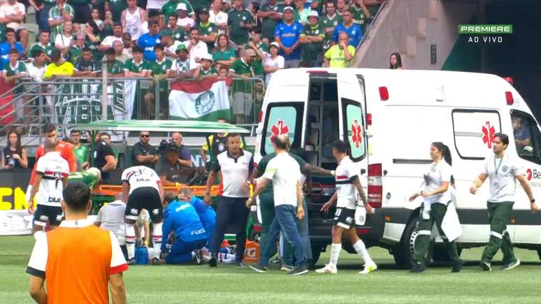 Patryck Lanza aus São Paulo traf seinen Kopf, als er nach einem Tackling auf das Spielfeld fiel. Der Athlet verlor das Bewusstsein  