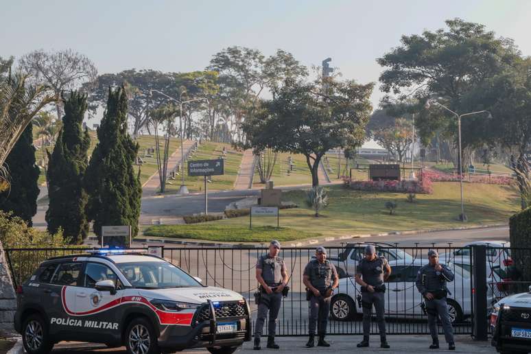 Fãs homenageiam Silvio Santos em frente ao cemitério israelita onde ele foi enterrado