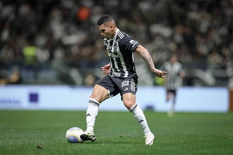 Paulinho fez fortes críticas ao gramado da Arena MRV –