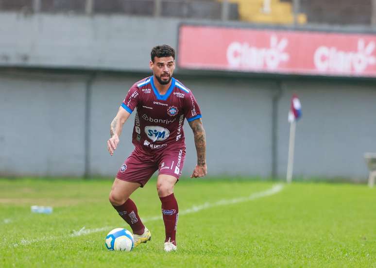 Lucas Cunha em ação no Caxias 