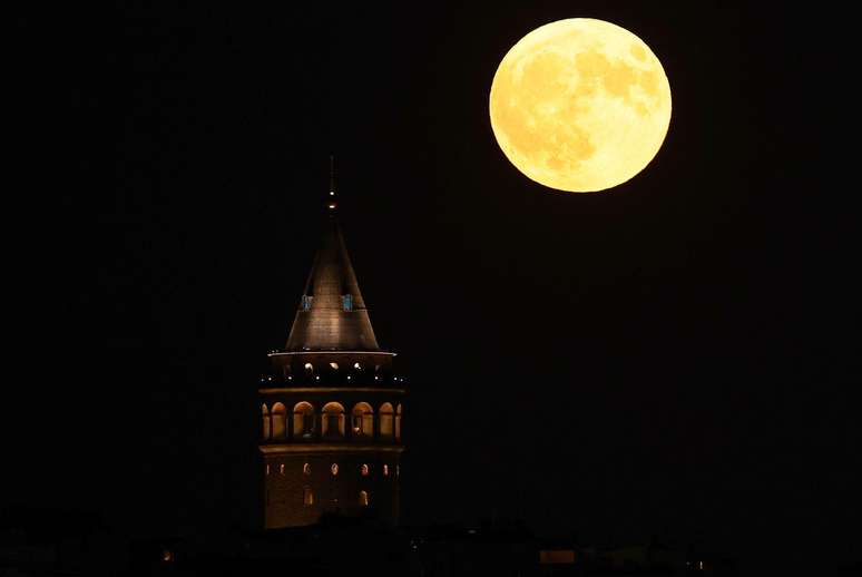 Superlua vista em Istambul, na Turquia