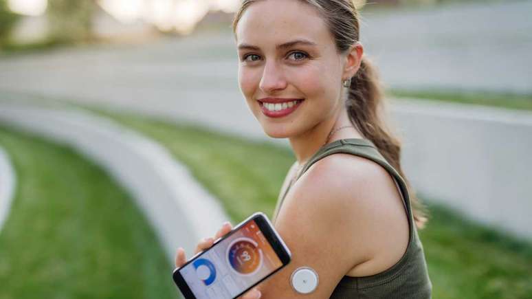 Uma pessoa feliz convivendo com diabetes precisa seguir passos para não deixar a doença desanimar