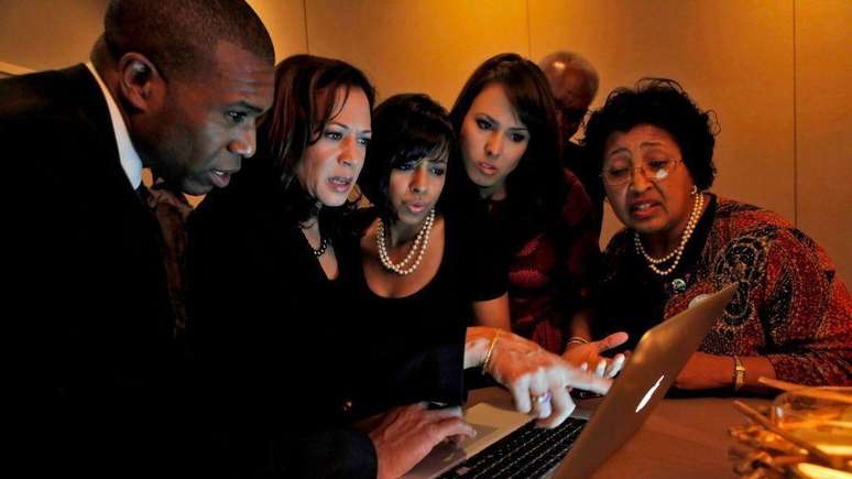 Tony West, Kamala Harris, Maya Harris, Meena Harris e a mãe de West, Peggy Reddick, assistem à votação durante a eleição para procurador-geral da Califórnia em 2010