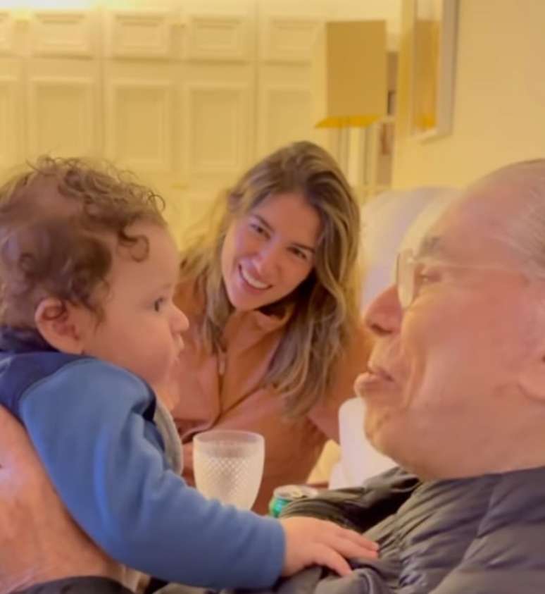 Pato shares video of Silvio Santos playing with his youngest grandson; watch Pato shares video of Silvio Santos playing with his youngest grandson; watch