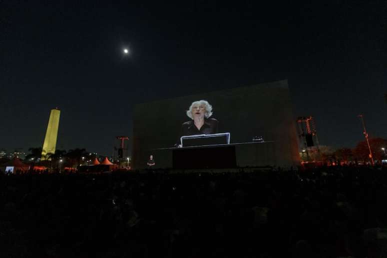 Fernanda Montenegro se apresentou para cerca de 15 mil pessoas (incluindo as 800 no auditório e o restante, na projeção externa) no Parque do Ibirapuera