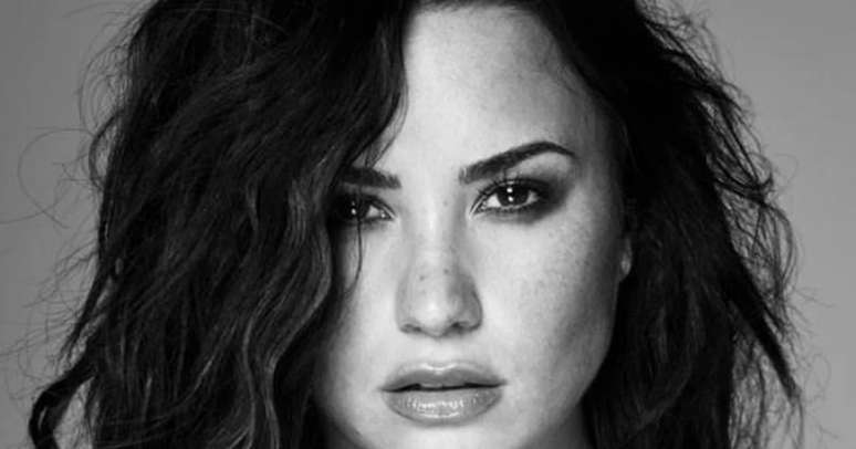 Demi Lovato volta com single bilíngue em 'Chula'