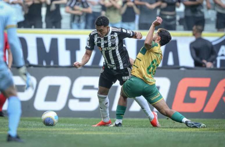 Paulinho fez fortes críticas ao gramado da Arena MRV –