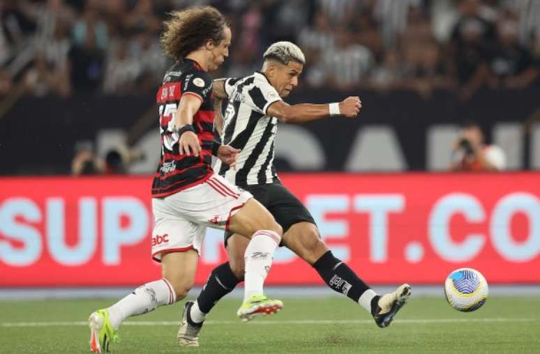 Tite aposta em David Luiz e comete outros erros. Ele não consegue fazer o Flamengo jogar como deveria. 