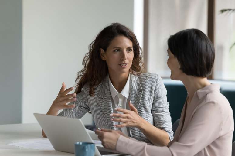 Escolher o momento certo para abordar o chefe é fundamental para obter sucesso na negociação salarial 