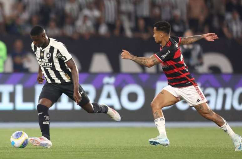 Foto; Vitor Silva/Botafogo - Legenda: Allan sofre na marcação diante de Luiz Henrique