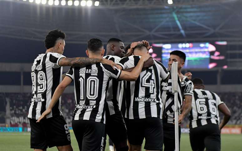 Jogadores do Botafogo celebram gol no clássico com o Flamengo, pelo Brasileirão