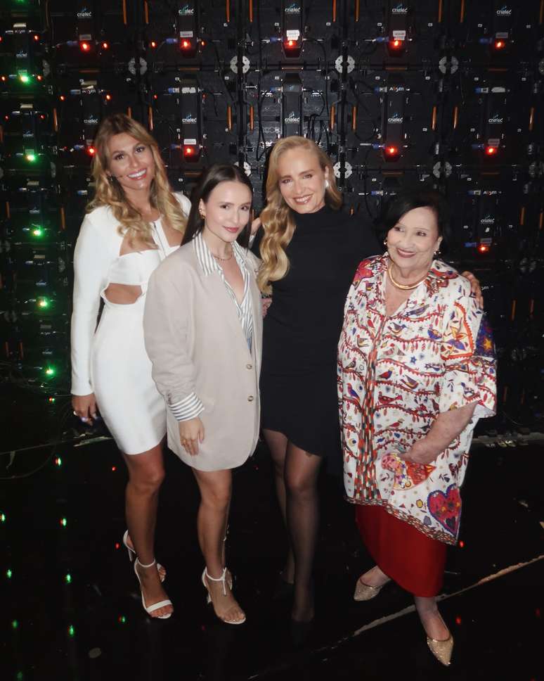 Livia Andrade, Larissa Manoela, Angélica e dona Déa 