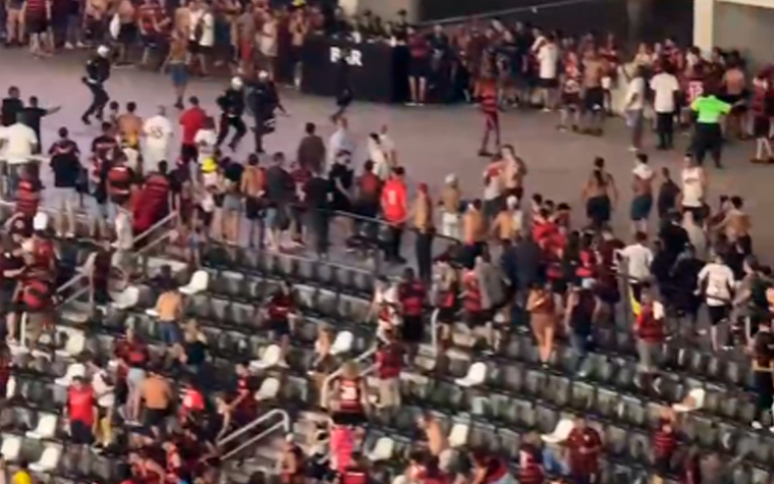 Torcida do Flamengo entra em confronto no Nilton Santos.