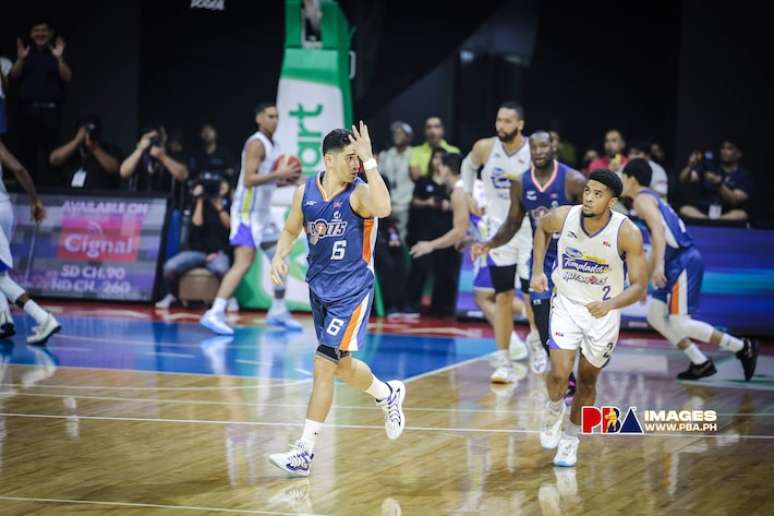 O jogador Chris Banchero, do Meralco Bolts, faz a primeira cesta de quatro pontos da história em um jogo oficial de basquete