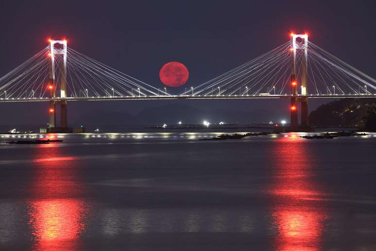 Lua avermelhada sobre ponte em Vigo, na Espanha