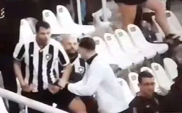 Torcedor do Botafogo é flagrado cometendo racismo contra a torcida do Palmeiras, no Nilton Santos.