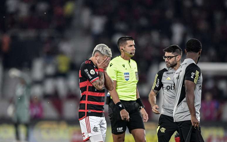 Arrascaeta deixou o campo de jogo contra o Botafogo por conta de uma lesão no músculo adutor da coxa esquerda