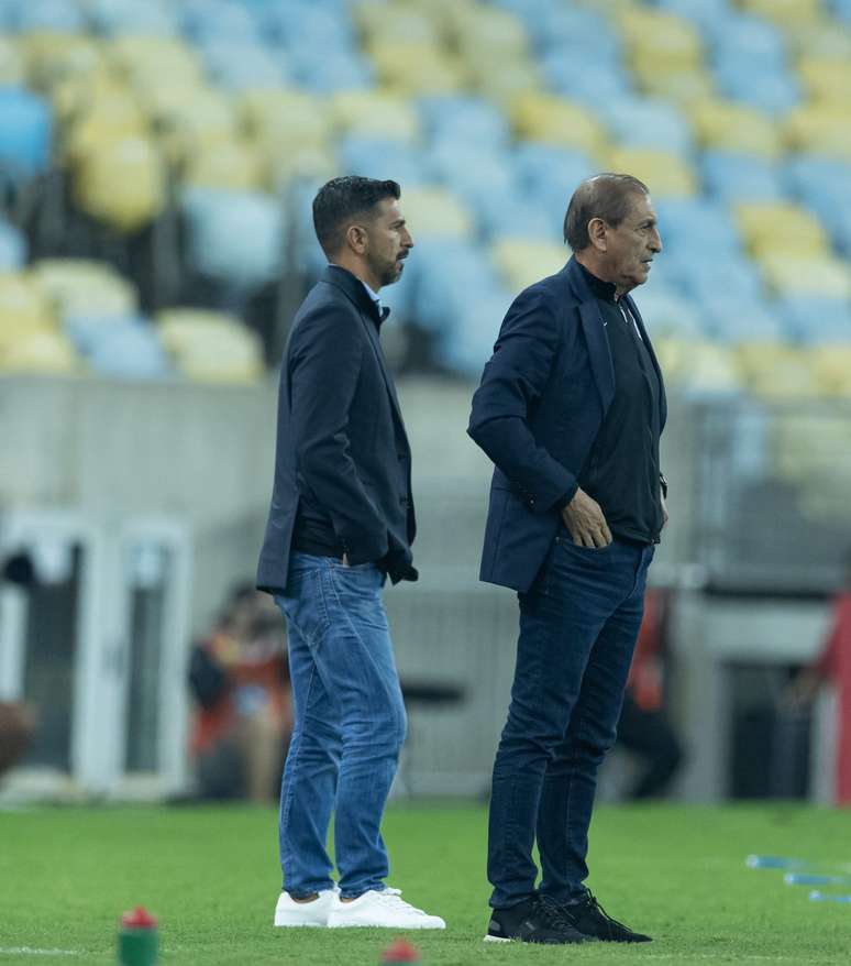 Técnico celebra chegadas, mas cobra mais reforços no Corinthians. 