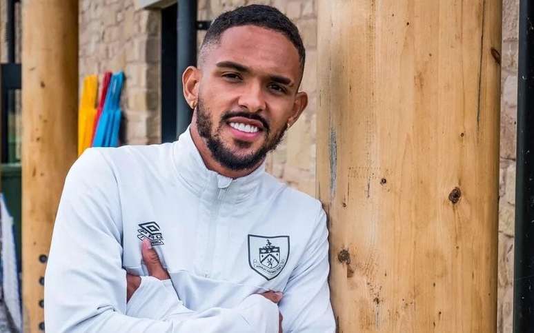 Botafogo make offer for Burnley full-back Vitinho