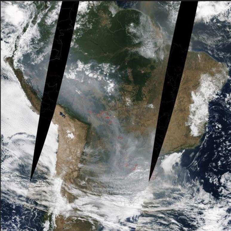 Imagem de 16 de agosto do sat&eacute;lite NASA MODIS mostra a nuvem de fuma&ccedil;a vinda da Amaz&ocirc;nia e alcan&ccedil;ando o sul do Brasil. Pontos vermelhos mostram inc&ecirc;ndios ativos