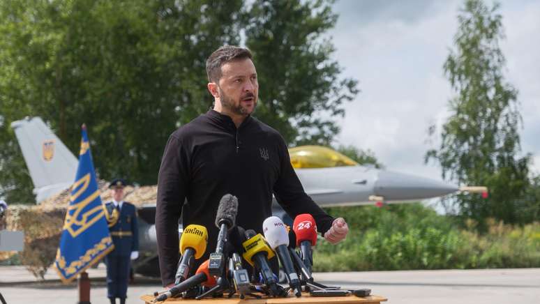 O presidente da Ucrânia, Voldymyr Zelensky, discursando em frente a um dos caças F-16 que a Ucrânia recebeu em julho.