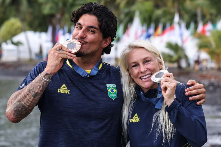 Medina e Tati Weston-Webb, medalhistas olímpicos no surfe 