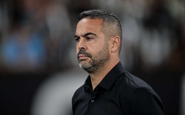 ArturJorge, técnico do Botafogo, durante partida contra o Internacional no Nilton Santos pelo Campeonato Brasileiro A 2024.