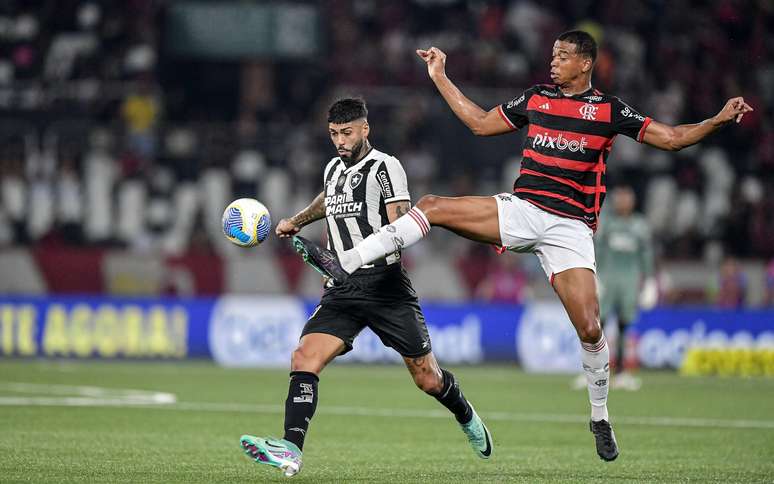 Carlinhos em ação pelo Flamengo contra o Botafogo