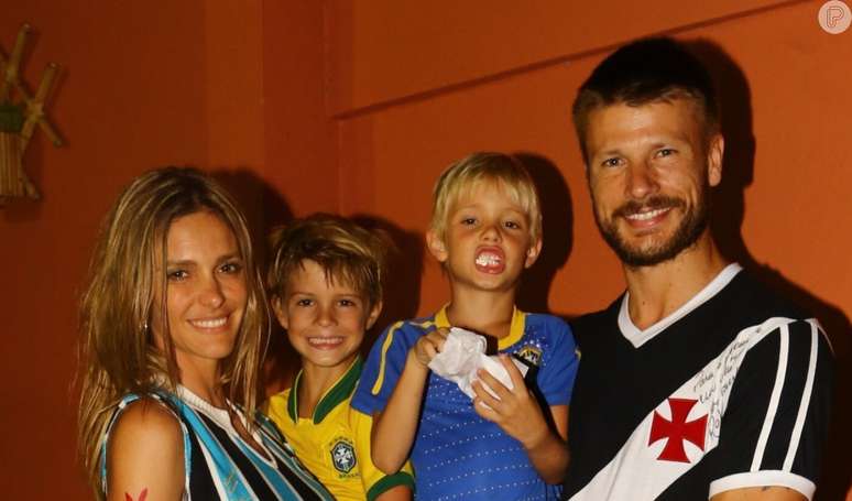 Filhos gêmeos de Fernanda Lima e Rodrigo Hilbert chamaram atenção pela altura em dia de teatro com os pais em 18 de agosto de 2024.