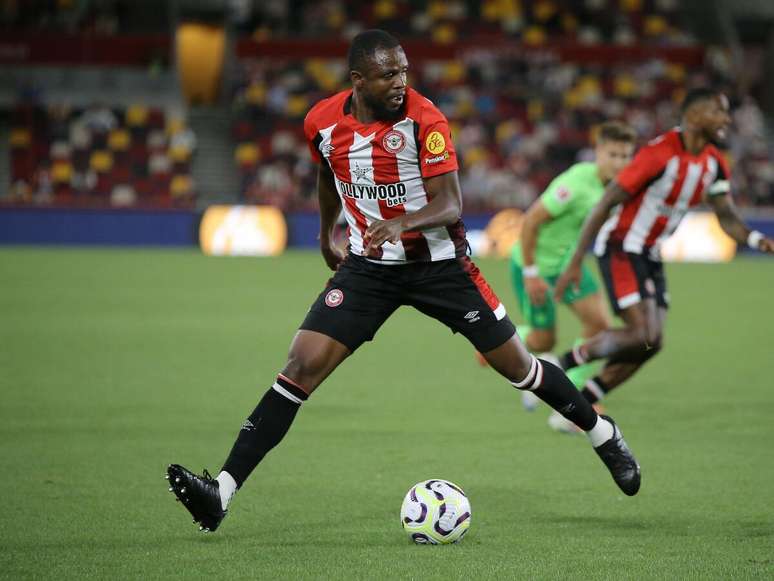 Frank Onyeka (Brentford) durante jogo contra o Wolfsburg, no dia 09.08.2024 