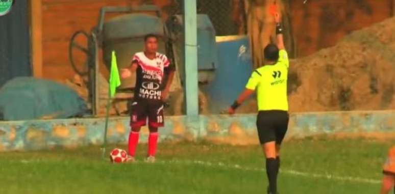 Mu&ntilde;oz &eacute; expulso ap&oacute;s fazer xixi perto do alambrado