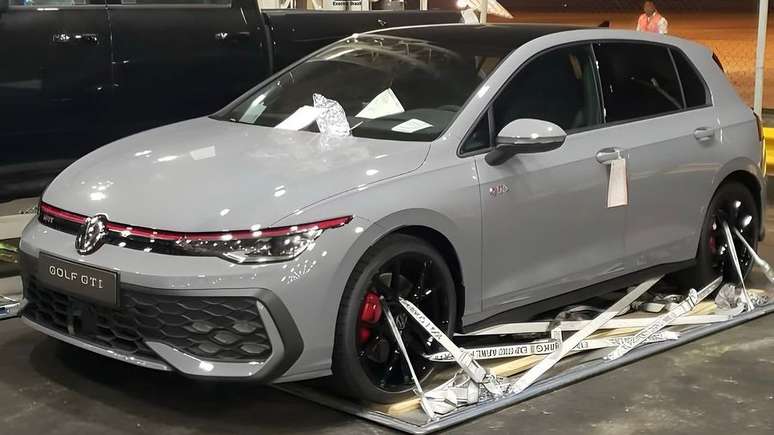 Volkswagen Golf GTI 2025, da 8ª geração, é flagrado no Brasil