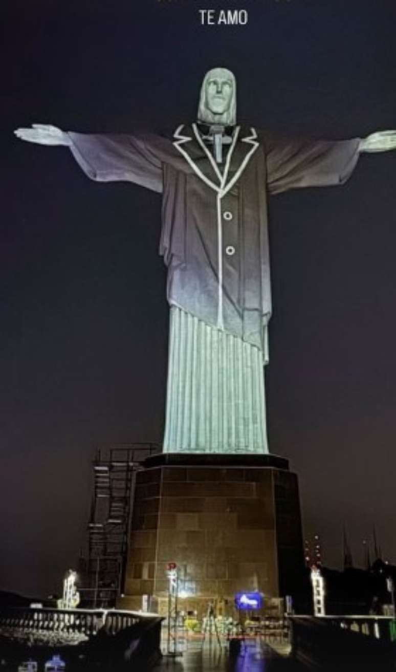 Projeção no Cristo Redentor se adequa a temas e datas mais relevantes 