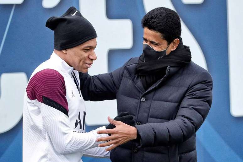 Mbappé junto a Nasser Al-Khelaifi, dono do PSG