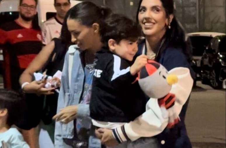 Marilia Nery com ‘Totói’: filho de Éverton Ribeiro se tornou um mascote da torcida do Flamengo –