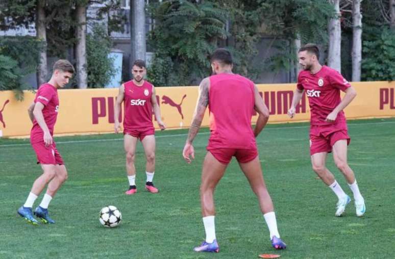 Jogadores do Galatasary durante treinamento da equipe –