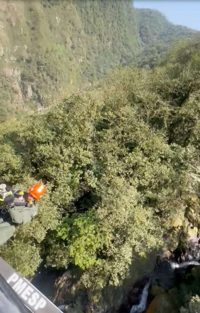 O grupo se perdeu na mata e foi resgatado pelo Corpo de Bombeiros. Área é muito restrita com mata, cachoeira e pedras muito lisas.