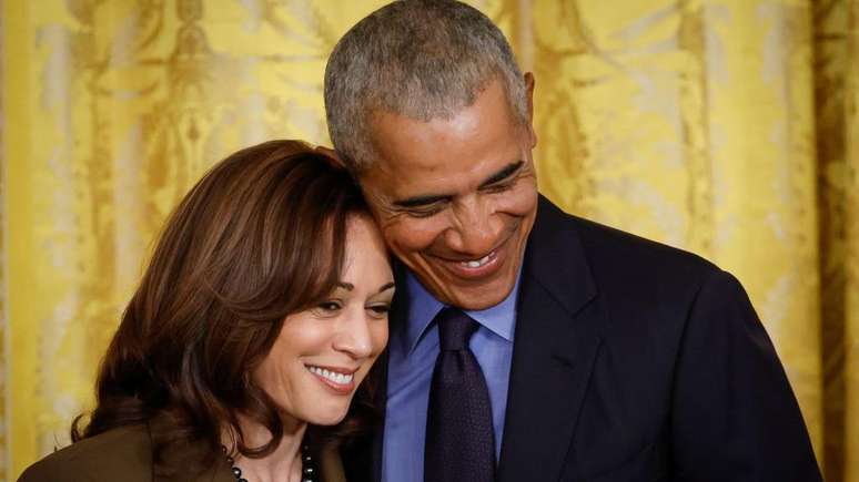 Harris e Obama se abraçam em um evento na Casa Branca em 2022