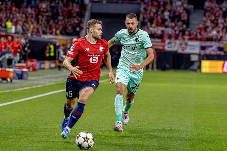 Jogadores de Lille e Sparta Praha em disputa de bola no playoff da Champions –