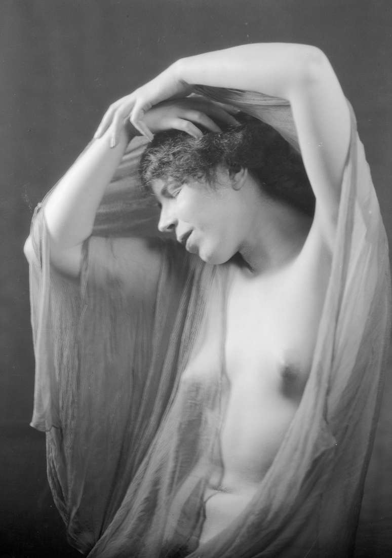 Retrato de Mildred Gillars quando ela aspirava ser atriz. Feito por Arnold Genthe, 17 de junho de 1928