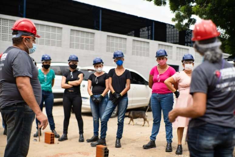 Dentre os programas apoiados pela Ambev está o Obras Plurais, que visa ensinar trabalhos da construção civil para mulheres