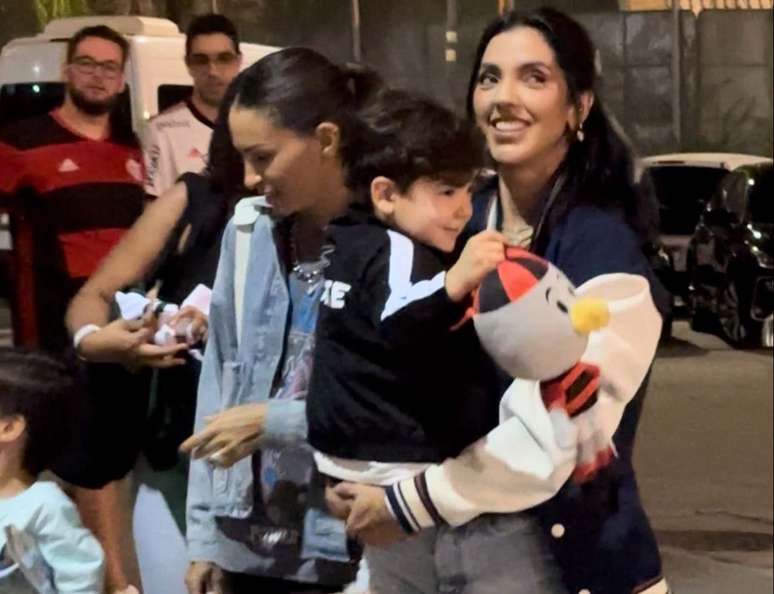 Marilia Nery com ‘Totói’: filho de Éverton Ribeiro se tornou um mascote da torcida do Flamengo –