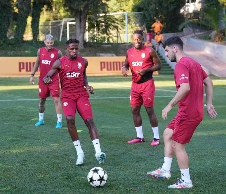 Jogadores do Galatasary durante treinamento da equipe –