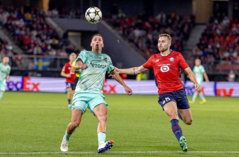 Jogadores de Lille e Sparta Praha em disputa de bola no playoff da Champions –