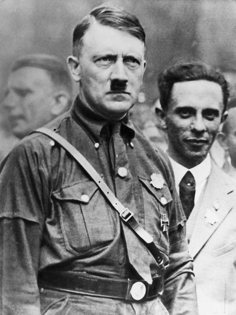 Gillars era parte da engrenagem na máquina de propaganda criada por Joseph Goebbels, na foto com Adolf Hitler em Nuremberg em 1927 (Foto de Paul Mai)