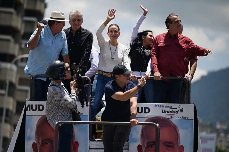 Líder da oposição na Venezuela, Maria Corina Machado, ao lado de Edmundo Urrutia, lidera marcha em meio à disputa da eleição presidencial em Caracas, Venezuela (17/08/2024)