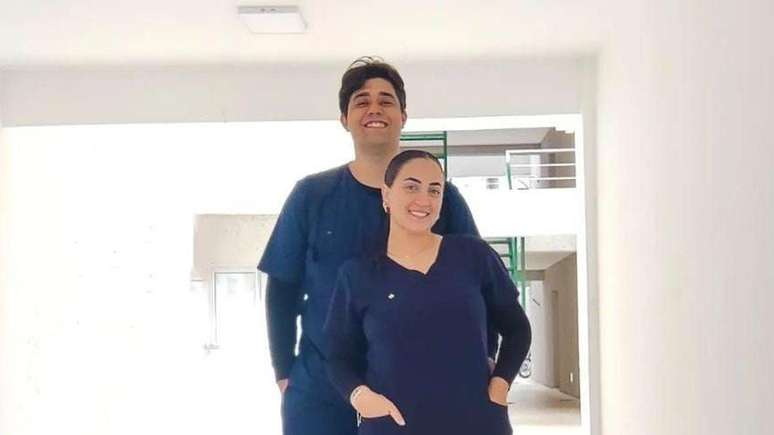 Thais e o marido se mudaram para o Paraguai